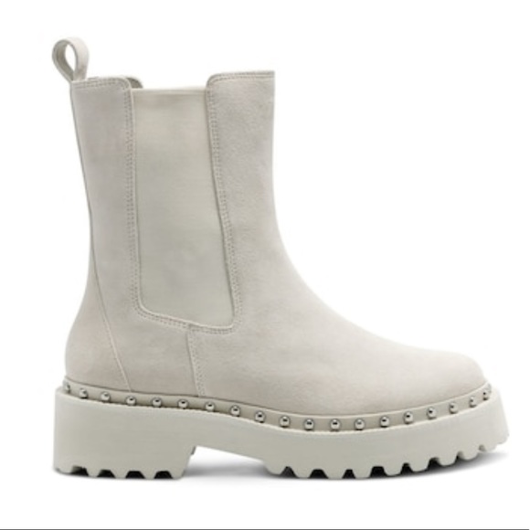Vince Camuto
Meendey Stud Detail Suede Lug Sole Chelsea Booties